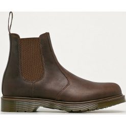 Dr. Martens - Sztyblety skórzane 2976. Pomarańczowe sztyblety męskie Dr. Martens, ze skóry, z okrągłym noskiem, bez zapięcia. Za 799,90 zł.