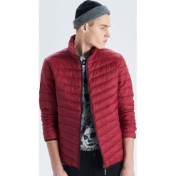 Pikowana kurtka - Bordowy. Czerwone kurtki męskie Cropp, s, bez wzorów, bez kaptura. Za 129,99 zł.