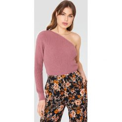 NA-KD Sweter oversize na jedno ramię - Pink. Różowe swetry oversize damskie NA-KD, z dzianiny. W wyprzedaży za 85,17 zł.