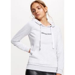 Bluza typu hoodie - Jasny szary. Szare bluzy damskie marki Cropp, l. Za 59,99 zł.