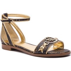 Sandały GUESS - Reake FL6RKA FAL03 BROWN. Pomarańczowe klapki damskie Guess, z aplikacjami, ze skóry ekologicznej, bez obcasa, na obcasie. W wyprzedaży za 349,00 zł.