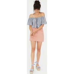 Krótki top z odkrytymi ramionami. Zielone topy damskie Pull&Bear, bez wzorów, bez kołnierzyka, z krótkim rękawem. Za 59,90 zł.