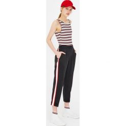 Spodnie jogging z lampasami w sportowym stylu. Szare spodnie damskie Pull&Bear. Za 79,90 zł.