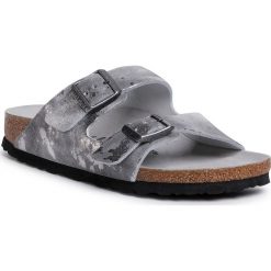 Klapki BIRKENSTOCK - Arizona 1017414 Vintage Metallic Gray Silver. Szare klapki damskie Birkenstock, bez wzorów, ze skóry, bez obcasa. Za 349,00 zł.
