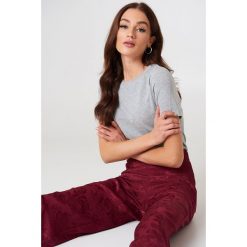 NA-KD Basic T-shirt basic - Grey. Szare t-shirty damskie marki NA-KD Basic, bez wzorów, z bawełny, z okrągłym kołnierzem. Za 52,95 zł.
