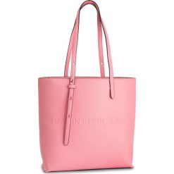 Torebka CALVIN KLEIN JEANS - Box N/S Tote W/ Zipper K60K605533 637. Różowe torebki klasyczne damskie Calvin Klein Jeans, bez wzorów, z jeansu, klasyczne, bez dodatków. W wyprzedaży za 399,00 zł.