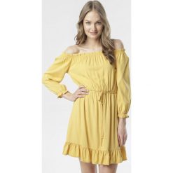 Żółta Sukienka Menikea. Żółte sukienki damskie Born2be, na imprezę, s, bez wzorów, z falbankami, bez rękawów, mini, rozkloszowane. Za 89,99 zł.