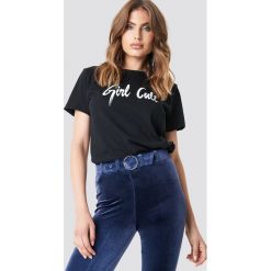 Galore x NA-KD T-shirt Oversized Girl Cult - Black. Czarne t-shirty damskie marki Galore x NA-KD, z nadrukiem, z okrągłym kołnierzem. W wyprzedaży za 32,38 zł.