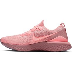 Buty "Epic React Flyknit 2" w kolorze jasnoróżowym do biegania. Różowe buty sportowe damskie z materiału, do biegania. W wyprzedaży za 409,95 zł.