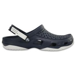 Chodaki w kolorze granatowym. Niebieskie klapki męskie Crocs, bez wzorów. W wyprzedaży za 89,95 zł.