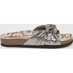 Pepe Jeans - Klapki Oban Bow. Żółte klapki damskie Pepe Jeans, bez wzorów, z jeansu, bez obcasa, na obcasie. W wyprzedaży za 159,90 zł.