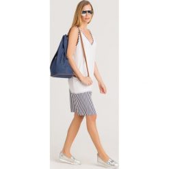 SUKIENKA Liu Jo Sport. Białe sukienki damskie Liu Jo Sport, na co dzień, s, z aplikacjami, z tkaniny, sportowe, z włoskim kołnierzykiem, bez rękawów, mini, proste. Za 275,40 zł.