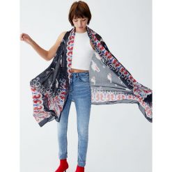 Kamizelka we wzór paisley. Czerwone kamizelki damskie marki Pull&Bear. Za 49,90 zł.