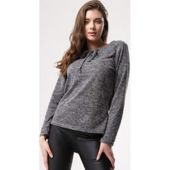 Ciemnoszara Bluzka Just A Boss. Szare bluzki damskie Born2be, xl, bez wzorów, z dzianiny, z okrągłym kołnierzem, z długim rękawem. Za 39,99 zł.