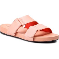 Klapki CLARKS - Bright Deja 261400934 Light Pink. Różowe klapki damskie Clarks, bez wzorów, ze skóry, bez obcasa. W wyprzedaży za 239,00 zł.