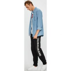 Calvin Klein Jeans - Spodnie. Czarne spodnie męskie marki Calvin Klein Jeans, na co dzień, xxl, z nadrukiem, z bawełny, casualowe. W wyprzedaży za 299,90 zł.