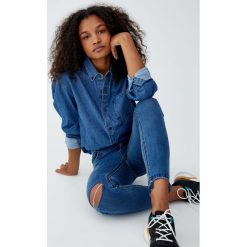 Jeansy skinny fit capri ze średnim stanem. Niebieskie spodnie z wysokim stanem Pull&Bear, z jeansu. Za 79,90 zł.
