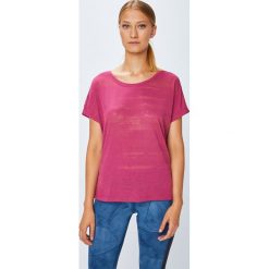 Reebok - Top. Czerwone topy damskie marki Reebok, l, z bawełny, z okrągłym kołnierzem. W wyprzedaży za 129,90 zł.