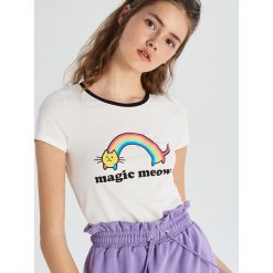 T-shirt z nadrukiem Magic meow - Biały. Białe t-shirty damskie marki Sinsay, s, z nadrukiem. Za 19,99 zł.