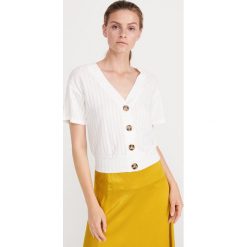 T-shirt z guzikami - Kremowy. Białe t-shirty damskie Reserved, s, bez wzorów, bez kołnierzyka. W wyprzedaży za 19,99 zł.