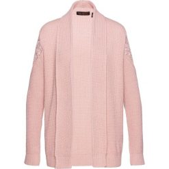 Sweter bez zapięcia z koronką bonprix bladoróżowy. Różowe swetry damskie bonprix, w koronkowe wzory, z dzianiny, bez rękawów, bez kaptura. Za 119,99 zł.