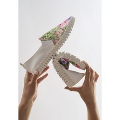Biało-Różowe Slip On Graciousness. Różowe mokasyny damskie Born2be, z materiału, na płaskiej podeszwie. Za 59,99 zł.