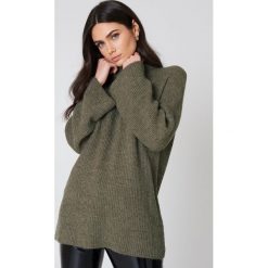 Swetry oversize damskie: NA-KD Dzianinowy sweter z szerokim rękawem – Beige