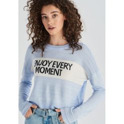 Sweter ze sloganem - Niebieski. Niebieskie swetry damskie Sinsay, xl, bez wzorów, bez rękawów, bez kaptura. W wyprzedaży za 19,99 zł.