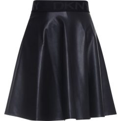Spódnica skórzana DKNY P0ANTEUO. Czarne spódniczki damskie DKNY, s, bez wzorów, ze skóry ekologicznej, mini. Za 439,00 zł.