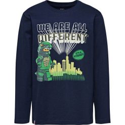 Koszulka "CM-50108" w kolorze granatowym. Niebieskie t-shirty chłopięce LEGO Wear, z nadrukiem, z bawełny, z długim rękawem. W wyprzedaży za 35,95 zł.