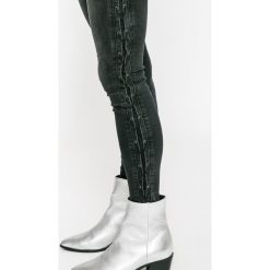 Review - Jeansy Minnie. Szare jeansy damskie Review, bez wzorów, z elastanu. W wyprzedaży za 59,90 zł.