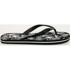 Levi's - Japonki. Czarne klapki damskie Levi's®, bez wzorów, z materiału, bez obcasa, na obcasie. W wyprzedaży za 49,90 zł.
