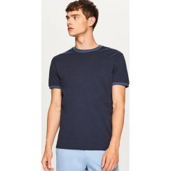 T-shirt z kontrastową lamówką - Granatowy. Niebieskie t-shirty męskie Reserved, l, z kontrastowym kołnierzykiem. Za 29,99 zł.