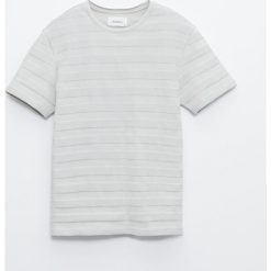 T-shirt z prążkowanej dzianiny - Jasny szary. Szare t-shirty męskie Reserved, s, bez wzorów, z dzianiny, bez kołnierzyka. W wyprzedaży za 39,99 zł.