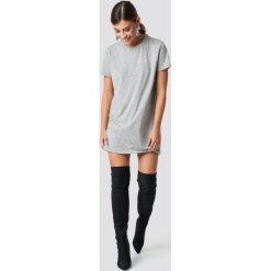 NA-KD T-shirtowa sukienka Babe - Grey. Szare sukienki mini NA-KD, z nadrukiem, z okrągłym kołnierzem, proste. Za 80,95 zł.