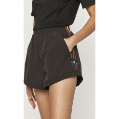 Adidas Originals - Szorty. Czarne spodenki sportowe damskie adidas Originals, z aplikacjami, z poliesteru, sportowe. Za 149,90 zł.