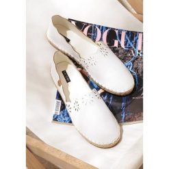 Białe Espadryle Mooch. Białe espadryle damskie Renee, z aplikacjami, bez obcasa, na płaskiej podeszwie. Za 89,99 zł.