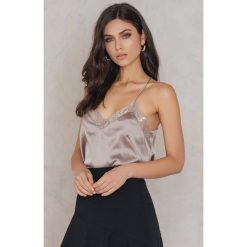 Rut&Circle Koszulka na ramiączkach Cherry - Silver. Szare koszulki damskie marki Rut&Circle, bez wzorów, z poliesteru, z dekoltem na plecach, bez rękawów. W wyprzedaży za 62,97 zł.