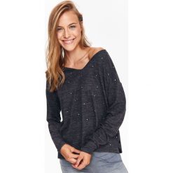 SWETER DAMSKI Z APLIKACJĄ I DEKOLTEM W ŁÓDKĘ. Szare swetry klasyczne damskie marki Top Secret, na zimę, z aplikacjami, z dzianiny, eleganckie, z dekoltem w serek. W wyprzedaży za 29,99 zł.