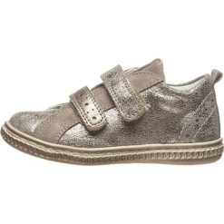 Skórzane sneakersy w kolorze szarobrązowym. Szare trampki dziewczęce Primigi, bez wzorów, bez zapięcia. W wyprzedaży za 152,95 zł.