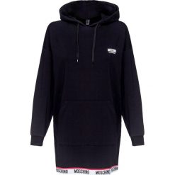 Sukienka MOSCHINO UNDERWEAR. Czarne sukienki damskie Moschino Underwear, bez wzorów, z dzianiny, z kapturem, bez rękawów. W wyprzedaży za 588,00 zł.