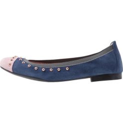 Pretty Ballerinas Baleriny ema/jeans/fucile. Niebieskie baleriny damskie marki Pretty Ballerinas, bez wzorów, z jeansu, klasyczne, bez obcasa. Za 739,00 zł.