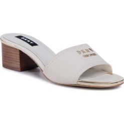 Klapki DKNY - Fama K1063181 Linen. Brązowe klapki damskie DKNY, z aplikacjami, ze skóry ekologicznej, bez obcasa, na obcasie. W wyprzedaży za 569,00 zł.