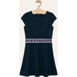 Guess Jeans - Sukienka dziecięca 118-175 cm. Niebieskie sukienki dziewczęce Guess Jeans, z aplikacjami, z poliesteru, casualowe, z krótkim rękawem, krótkie, mini, rozkloszowane. W wyprzedaży za 169,90 zł.