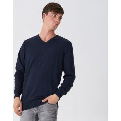 Sweter z dekoltem w serek - Granatowy. Niebieskie swetry męskie House, s, bez wzorów, z dekoltem w serek, bez kaptura. Za 69,99 zł.