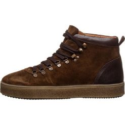 Skórzane sneakersy w kolorze ciemnobrązowym. Pomarańczowe sneakersy męskie Otto Kern, na sznurówki. W wyprzedaży za 285,95 zł.