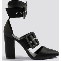 NA-KD Shoes Czółenka na słupku z klamrami - Black. Czarne buty ślubne damskie marki NA-KD Shoes, w paski, na wysokim obcasie, na obcasie. W wyprzedaży za 113,37 zł.