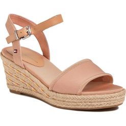 Espadryle TOMMY HILFIGER - Sporty Textile Mid Wedge FW0FW04773 Sandbank TRK. Różowe espadryle damskie TOMMY HILFIGER, bez wzorów, z tworzywa sztucznego, bez obcasa, na obcasie. W wyprzedaży za 309,00 zł.