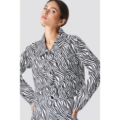 NA-KD Trend Kurtka jeansowa Zebra - Black,White. Białe bomberki damskie NA-KD Trend, z motywem zwierzęcym, z jeansu. Za 323,95 zł.