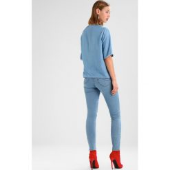 Bluzki damskie: Lee CROPPED V NECK BLOUSE Bluzka delft blue